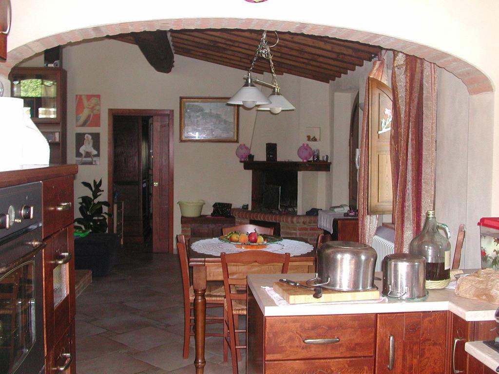 Gasthaus Casale Il Colombaio Di Toiano Valli Exterior foto