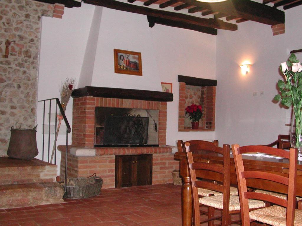 Gasthaus Casale Il Colombaio Di Toiano Valli Exterior foto